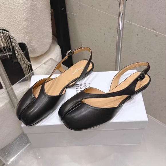 MM6 Maison Martin Margiela Shoes - MM6 Maison Martin Margiela Black Split-Toe Slingback Mules with Tan Insole